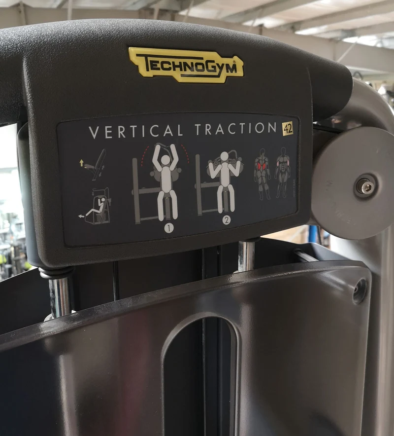TechnoGym Latzug, Vertical Traction, Pulldown, Selection Line - Neues Modell mit Plastikverkleidung, Polster Braun, gebraucht - überholter Zustand