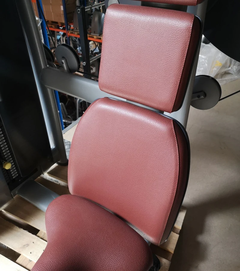 TechnoGym Latzug, Vertical Traction, Pulldown, Selection Line - Neues Modell mit Plastikverkleidung, Polster Braun, gebraucht - überholter Zustand
