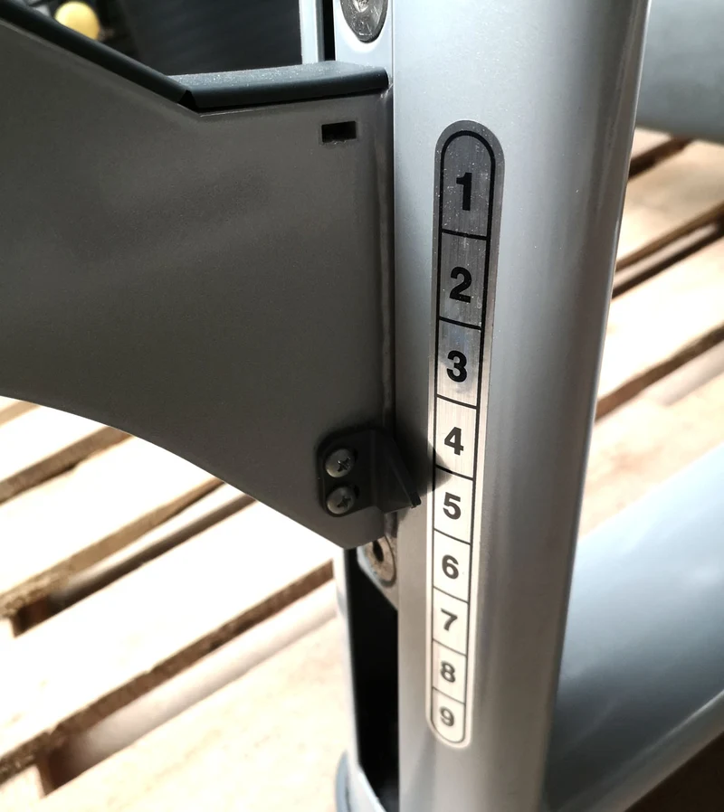 TechnoGym Latzug, Vertical Traction, Pulldown, Selection Line - Neues Modell mit Plastikverkleidung, Polster Braun, gebraucht - überholter Zustand
