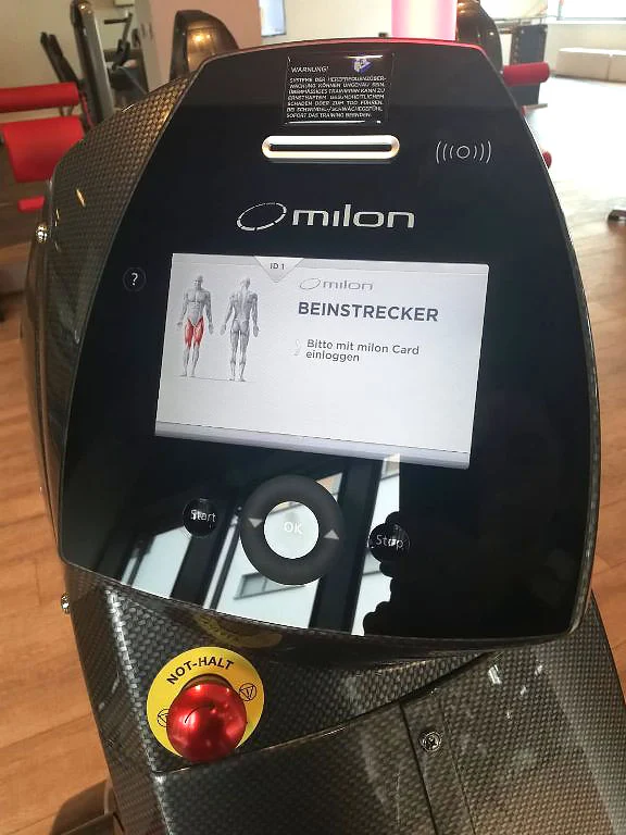 Milon PREMIUM Kraft-Ausdauer Zirkel in Carbon, Baujahr 2013, inkl. TV Ampel, Polster Rot, wenig genutzt, gebraucht und generalüberholt - guter Zustand