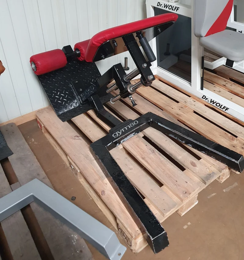 Gym80 Rückenstreckerbank, 45 Grad, Hyperextension, Rahmen Schwarz, Polster Rot, gebraucht - überholter Zustand