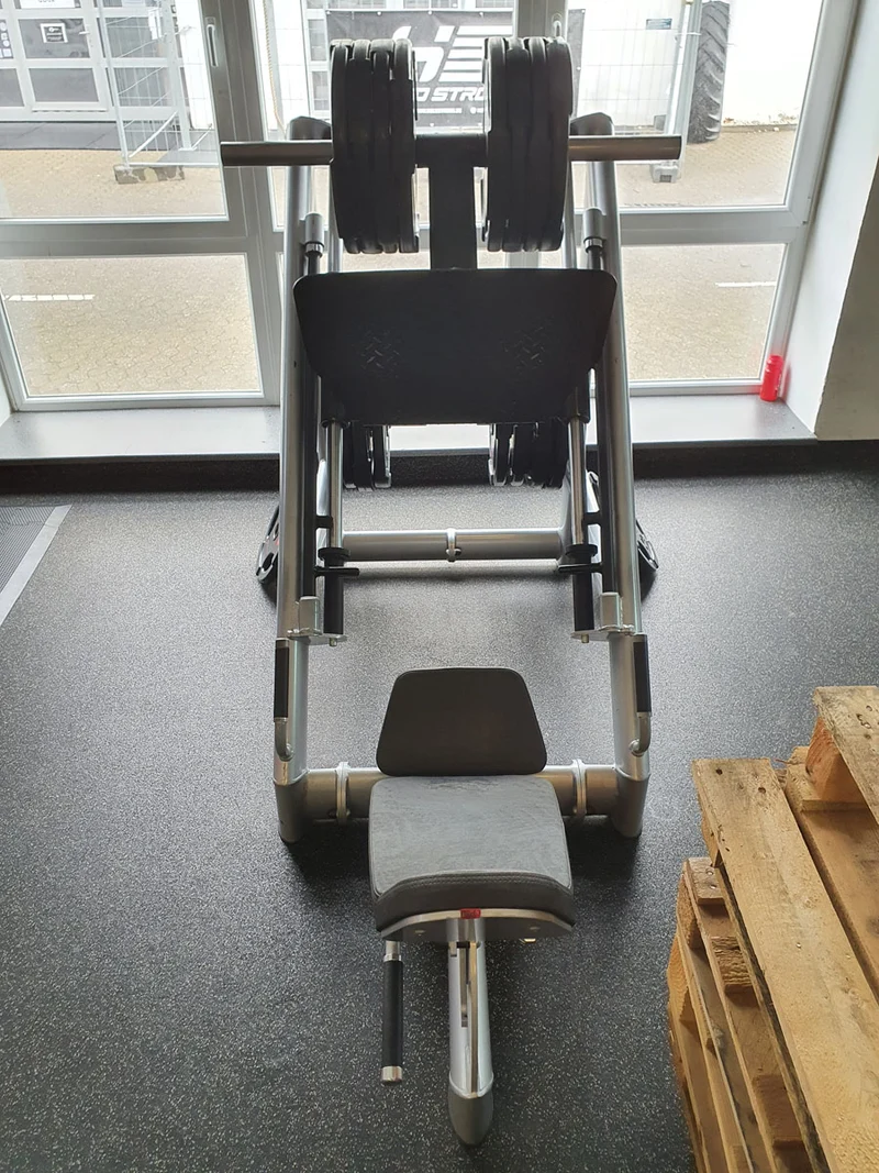 Gym80 Leg Press, 45 Grad Beinpresse, Plate loaded, Sygnum Series, Rahmenfarbe Silber, Polsterfarbe Schwarz, gebrauchter - überholter Zustand