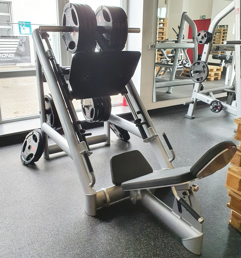 Gym80 Leg Press, 45 Grad Beinpresse, Plate loaded, Sygnum Series, Rahmenfarbe Silber, Polsterfarbe Schwarz, gebrauchter - überholter Zustand