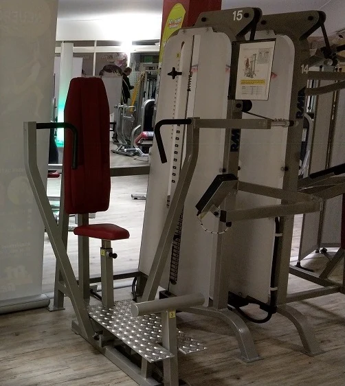 RMA Bankdrückmaschine, Brustpresse, Chestpress mit Einstiegshilfe, Silber, gebraucht - überholter Zustand