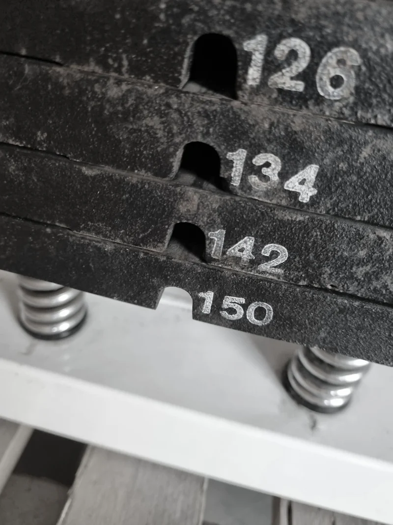 Gym80 Abduktorenmaschine, Hip Abductor, Rahmenfarbe Weiß, Polsterfarbe Blau, gebraucht - überholter Zustand