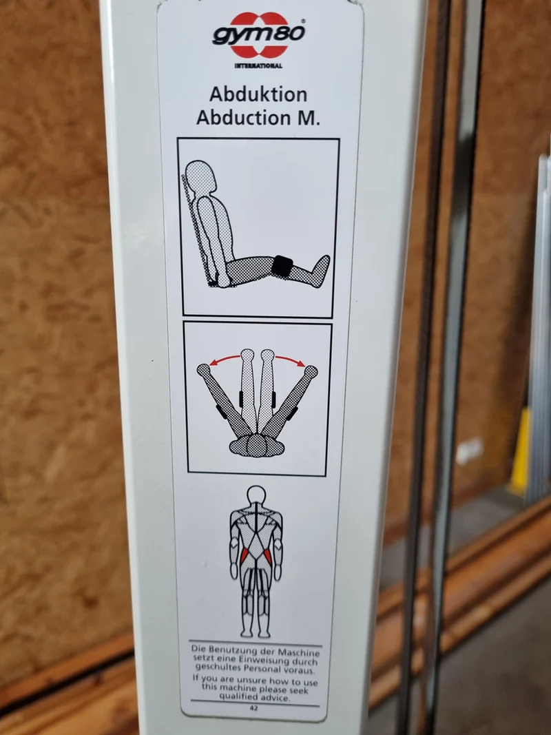 Gym80 Abduktorenmaschine, Hip Abductor, Rahmenfarbe Weiß, Polsterfarbe Blau, gebraucht - überholter Zustand