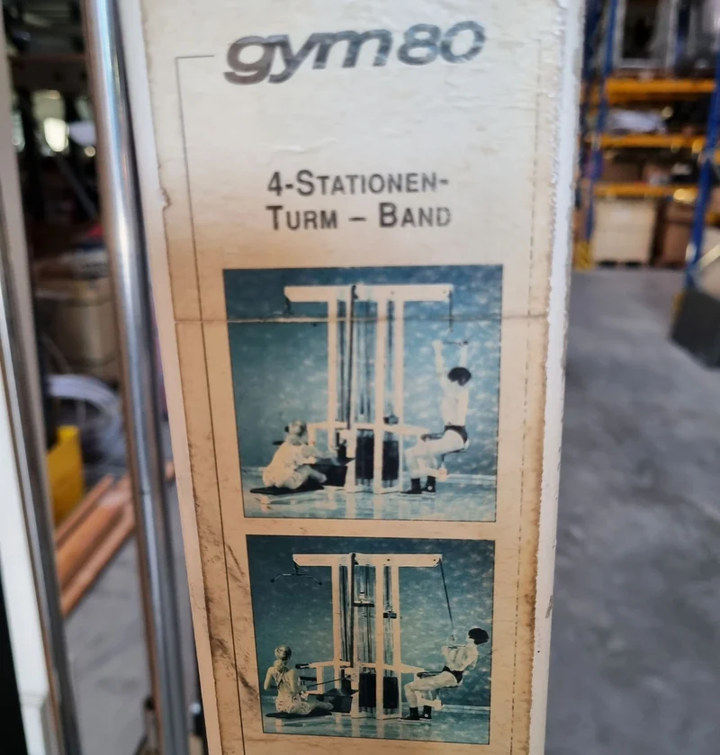 Gym80 - 4 Stationenturm mit Gurtband, 4 Stack Multi Station, große Gewichtsblöcke, Rahmenfarbe Weiß, Polsterfarbe Türkis, gebraucht - überholter Zustand