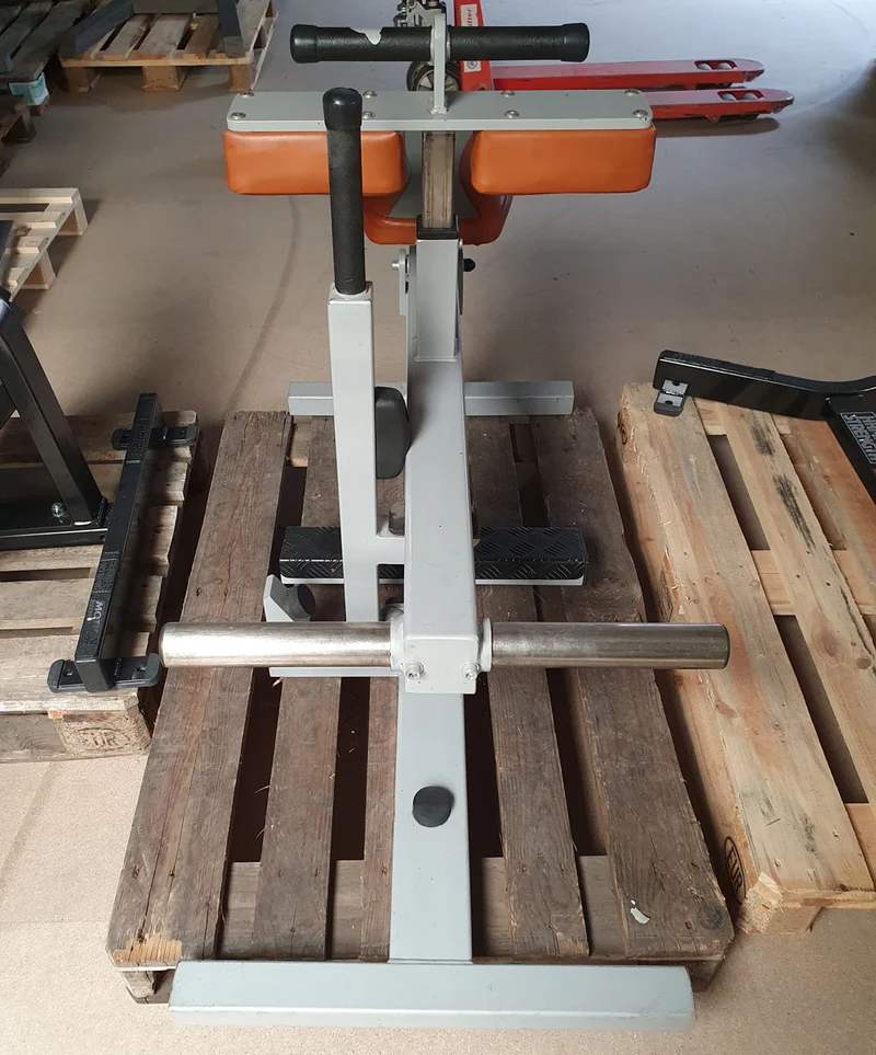 Sportsart Wadenmaschine Plate loaded, Seated Calf Raise, Rahmenfarbe Silber, Polsterfarbe Orange, gebraucht - überholter Zustand