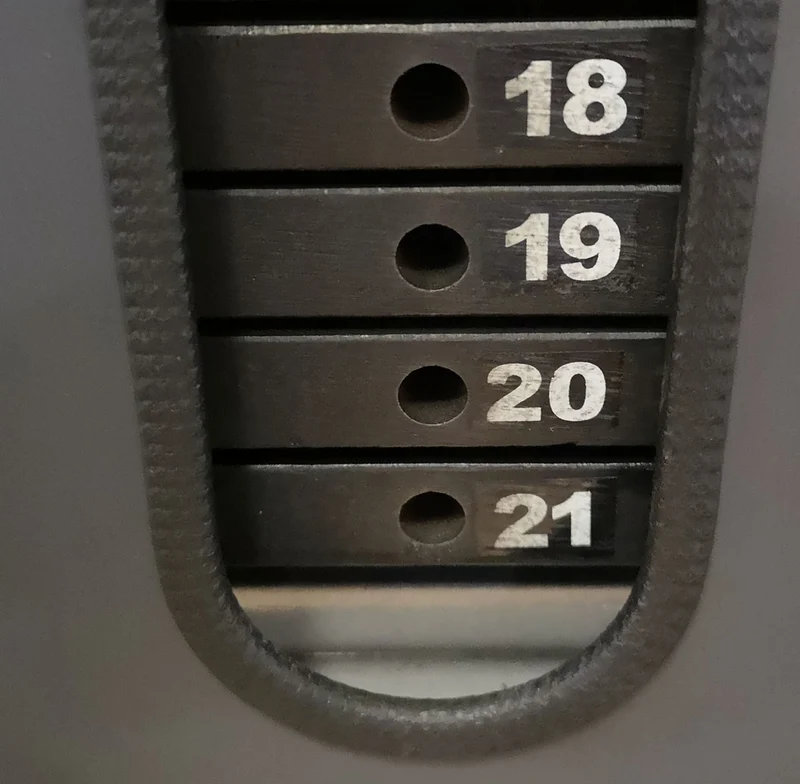 Precor Bankdrückmaschine mit Einstiegshilfe, Brustpresse, 105kg Gewichtsblock, Rahmenfarbe Silber, gebraucht - überholter Zustand