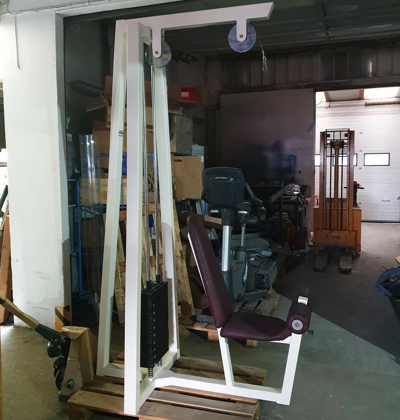 Latzugmaschine von oben, Seilzug Pulldown, Lat Pull, Oldschool Bodybuilding, Rahmenfarbe Weiß, gebraucht mit Gebrauchsspuren