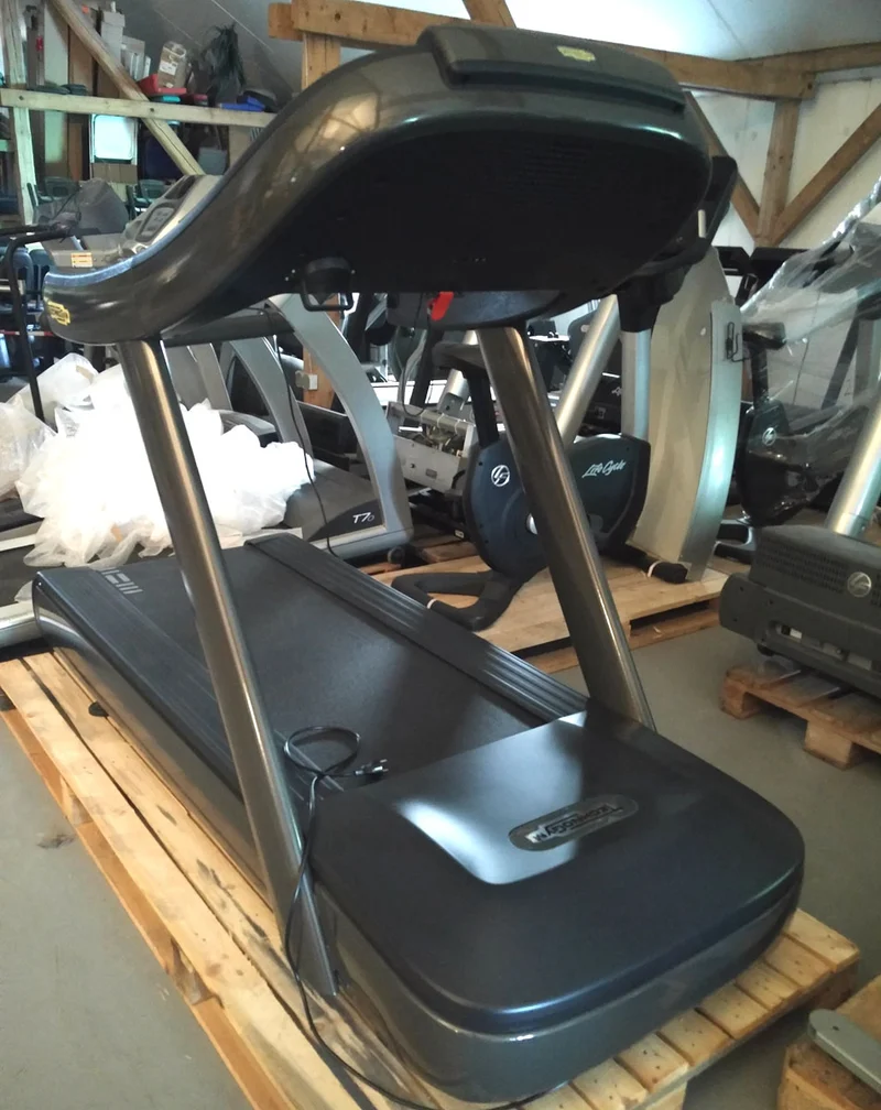 TechnoGym Laufband Excite Line Run Now 700, Unity Display mit Internet, Youtube, Neflix, gebraucht - überholter Zustand