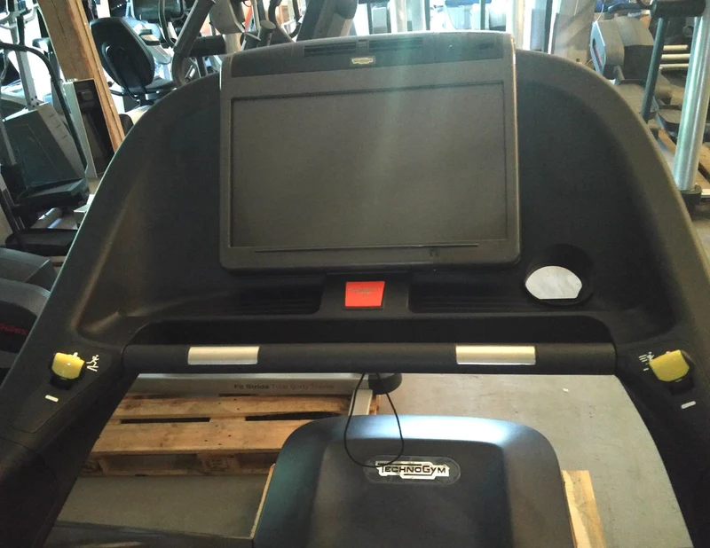 TechnoGym Laufband Excite Line Run Now 700, Unity Display mit Internet, Youtube, Neflix, gebraucht - überholter Zustand