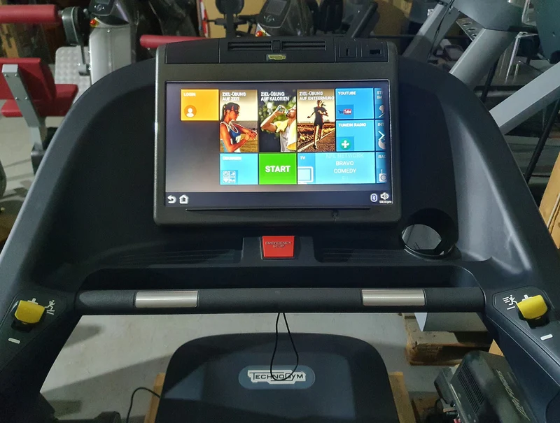 TechnoGym Laufband Excite Line Run Now 700, Unity Display mit Internet, Youtube, Neflix, gebraucht - überholter Zustand