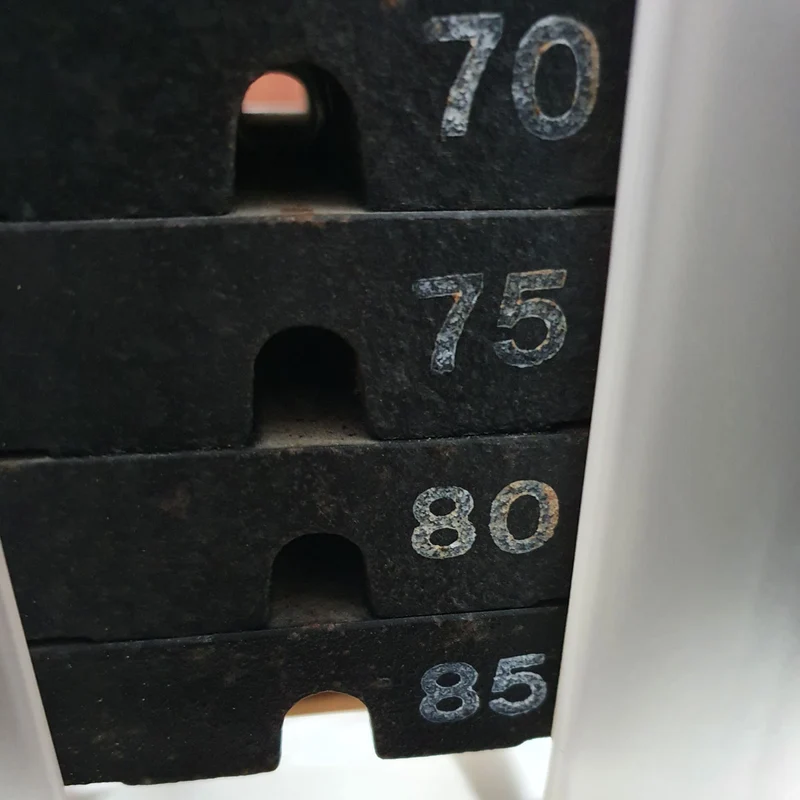 Gym80 Beinbeuger stehend, Leg Curl, Edition Line, Rahmen Weiß, Polster Dunkelbraun, gebraucht - überholter Zustand