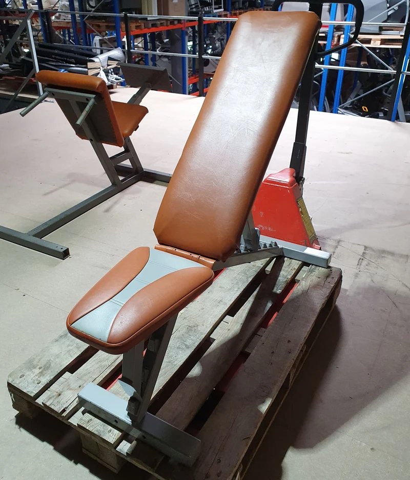 SportsArt Universalbank verstellbar, Hantelbank ohne Ablage, Multi-Adjustable Bench, Rahmenfarbe Silber, Polsterfarbe Orange, gebraucht - überholter Zustand