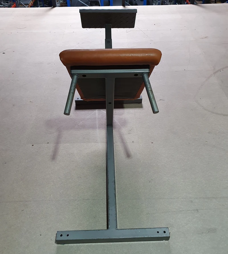 Gym80 Rückenstreckerbank in Knielage, Ähnlich Dr. Wolff Lumbal Trainer, Hyperextension, Rahmen Silber, Polster Braun, gebraucht