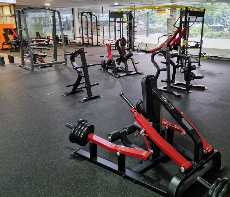 Impulse Fitness - 66 Fitnessgeräte Set - Erst 3 Jahre alt, Kraftgeräte, Cardiogeräte, Plate loaded Geräte, Bänke, Racks etc - komplettes Fitnessstudio - gebraucht - TOP Zustand