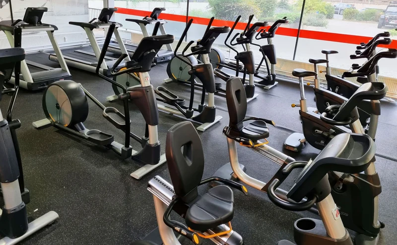 Impulse Fitness - 66 Fitnessgeräte Set - Erst 3 Jahre alt, Kraftgeräte, Cardiogeräte, Plate loaded Geräte, Bänke, Racks etc - komplettes Fitnessstudio - gebraucht - TOP Zustand