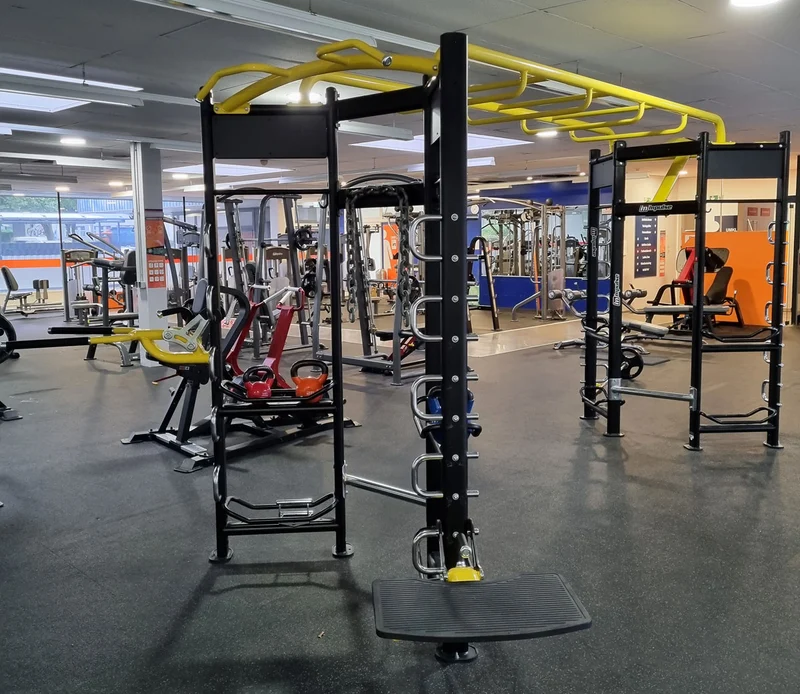 Impulse Fitness - 66 Fitnessgeräte Set - Erst 3 Jahre alt, Kraftgeräte, Cardiogeräte, Plate loaded Geräte, Bänke, Racks etc - komplettes Fitnessstudio - gebraucht - TOP Zustand