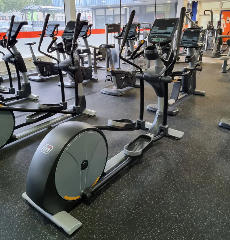 Impulse Fitness - 66 Fitnessgeräte Set - Erst 3 Jahre alt, Kraftgeräte, Cardiogeräte, Plate loaded Geräte, Bänke, Racks etc - komplettes Fitnessstudio - gebraucht - TOP Zustand