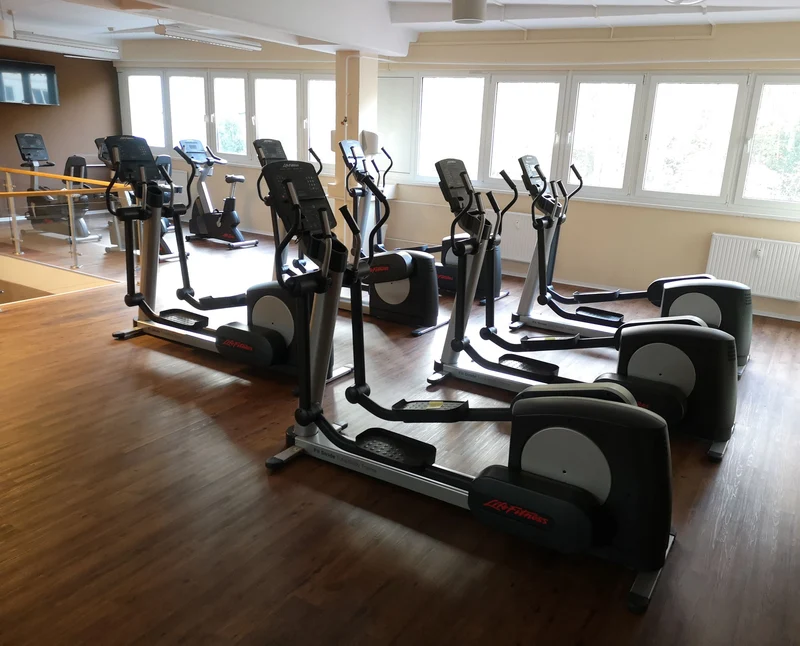Life Fitness & Hammer Strength - 93 Fitnessgeräte - Kraftgeräte, Cardiogeräte, Plate loaded Geräte, Bänke etc - komplettes Fitnessstudio - gebraucht - TOP Zustand
