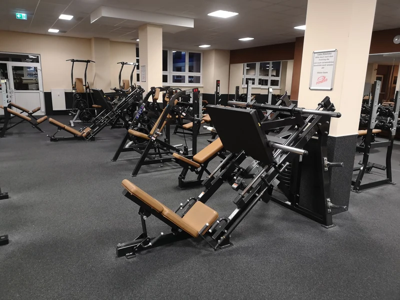 Life Fitness & Hammer Strength - 93 Fitnessgeräte - Kraftgeräte, Cardiogeräte, Plate loaded Geräte, Bänke etc - komplettes Fitnessstudio - gebraucht - TOP Zustand