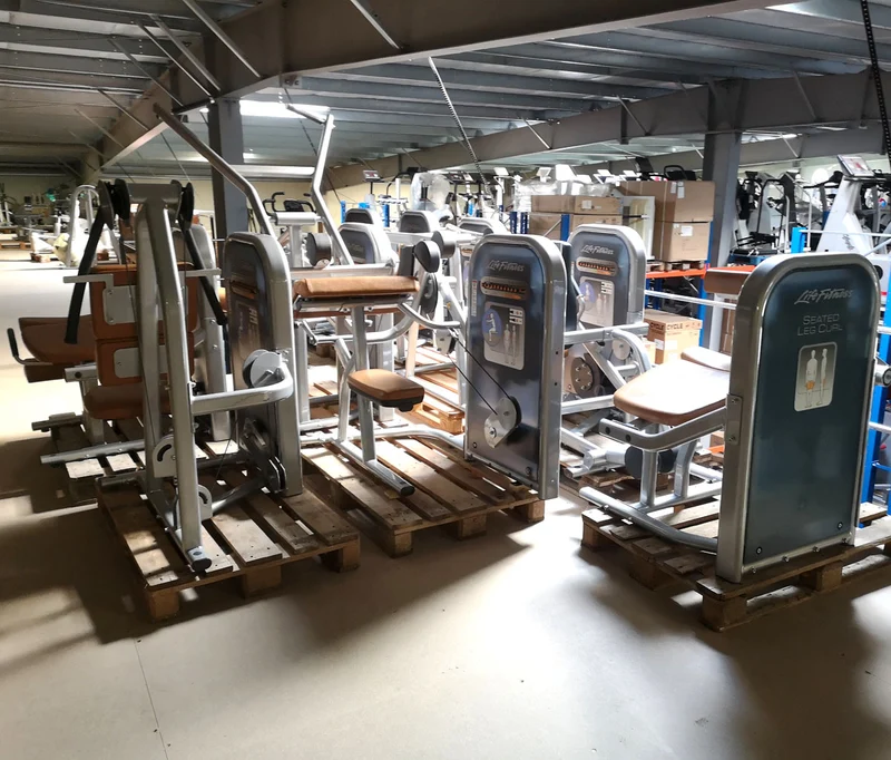 Life Fitness & Hammer Strength - 93 Fitnessgeräte - Kraftgeräte, Cardiogeräte, Plate loaded Geräte, Bänke etc - komplettes Fitnessstudio - gebraucht - TOP Zustand
