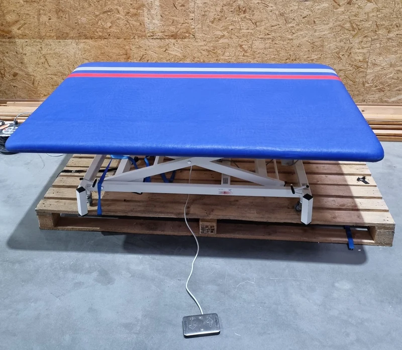 Önapi Tedavi Vojta MD Therapieliege Massageliege, extra breit, elektrisch höhenverstellbar, Medizinprodukt Behandlungsliege, Rahmenfarbe Weiß, Polsterfarbe Blau, gebraucht