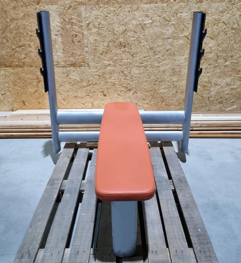 Gym80 Basic Drückbank 4097, Olympia Flachdrückerbank Rahmebfarbe Silber, Polsterfarbe Orange, gebraucht - überholter Zustand