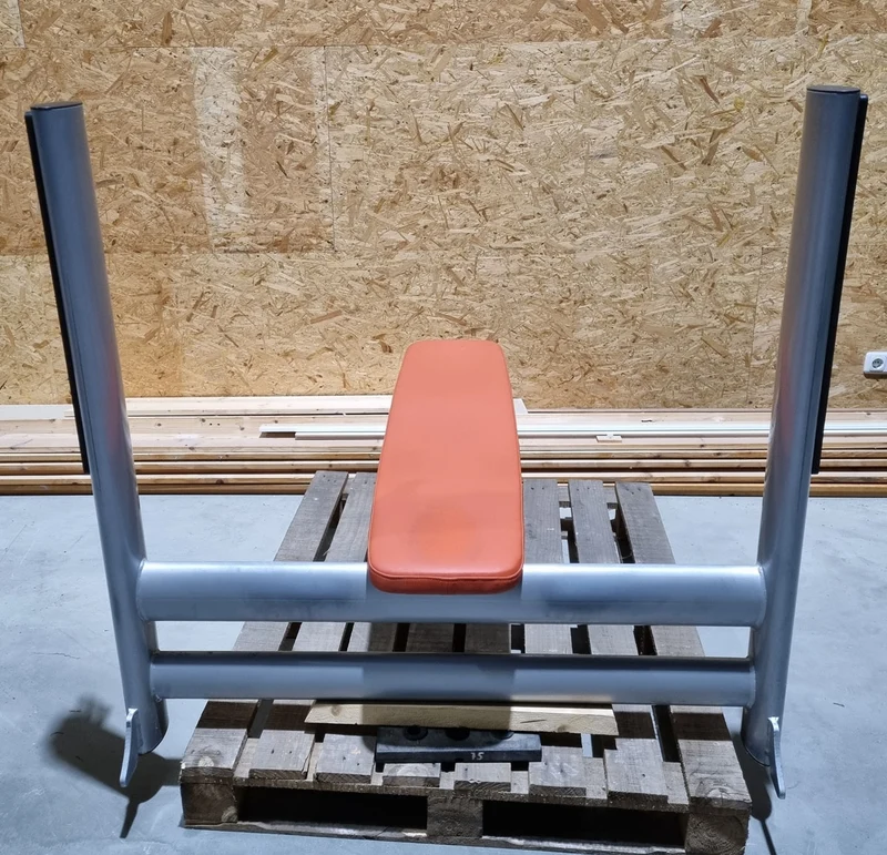Gym80 Basic Drückbank 4097, Olympia Flachdrückerbank Rahmebfarbe Silber, Polsterfarbe Orange, gebraucht - überholter Zustand