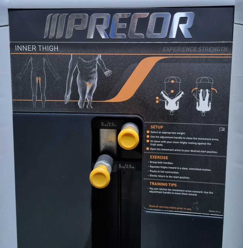 Precor Adduktoren und Abduktoren Kraftgeräte mit Steckgewichten im Set als Paar, Rahmenfarbe Schwarz, Polsterfarbe Grau, gebraucht - überholter Zustand