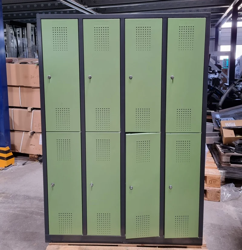 Spind-Schließfachschrank von C+P - Made in Germany - Korpus Schwarz, Türen Grün, gebraucht