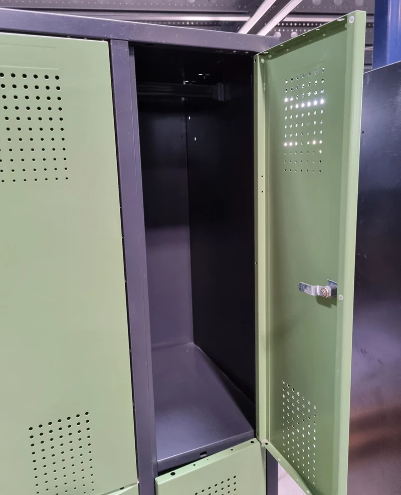 Spind-Schließfachschrank von C+P - Made in Germany - Korpus Schwarz, Türen Grün, gebraucht