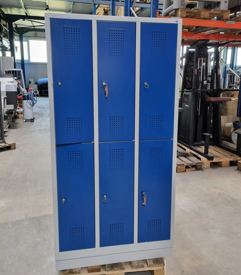 Spind-Schließfachschrank von C+P - Made in Germany - Korpus Silber-Grau, Türen Blau, gebraucht