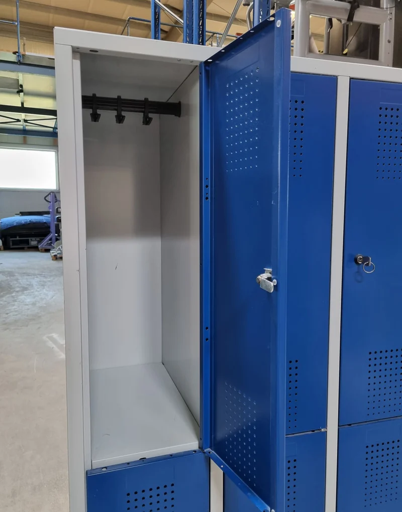 Spind-Schließfachschrank von C+P - Made in Germany - Korpus Silber-Grau, Türen Blau, gebraucht