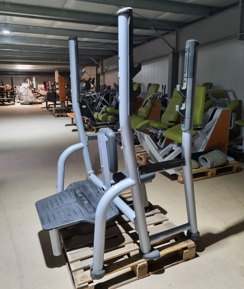 Matrix Schulter-Drückerbank, Magnum Olympic Shoulder Bench MG-A45, Polsterfarbe Schwarz, Rahmenfarbe Silber, gebraucht - überholter Zustand