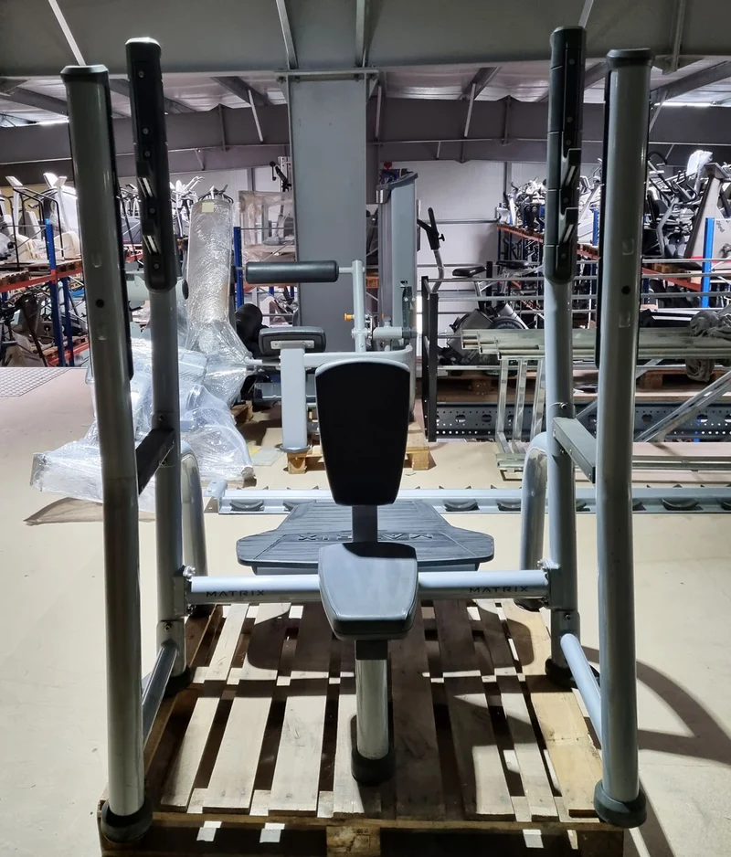 Matrix Schulter-Drückerbank, Magnum Olympic Shoulder Bench MG-A45, Polsterfarbe Schwarz, Rahmenfarbe Silber, gebraucht - überholter Zustand
