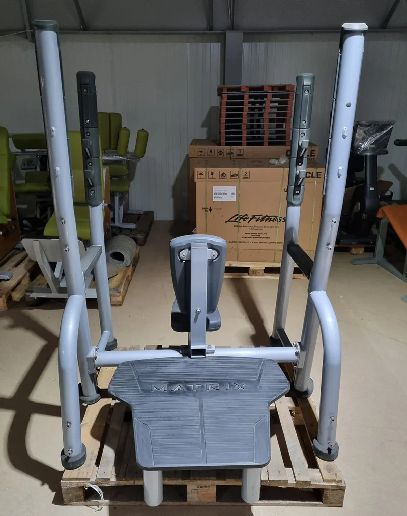 Matrix Schulter-Drückerbank, Magnum Olympic Shoulder Bench MG-A45, Polsterfarbe Schwarz, Rahmenfarbe Silber, gebraucht - überholter Zustand