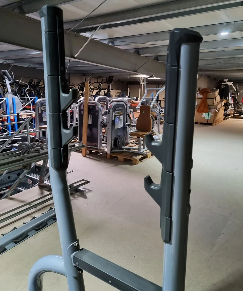 Matrix Schulter-Drückerbank, Magnum Olympic Shoulder Bench MG-A45, Polsterfarbe Schwarz, Rahmenfarbe Silber, gebraucht - überholter Zustand