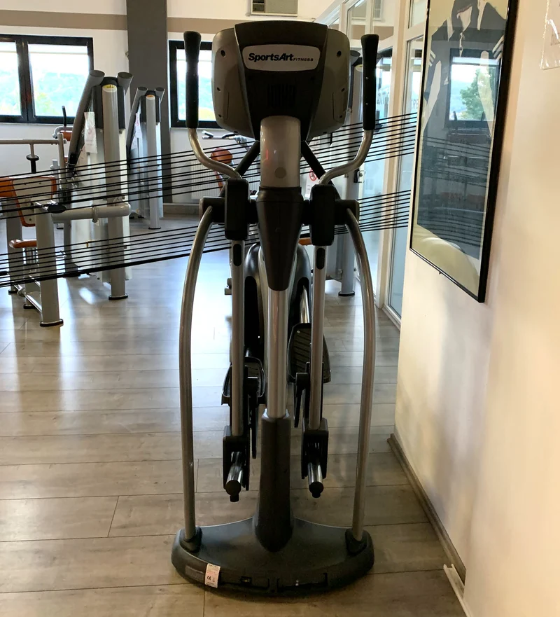 SportsArt Crosstrainer, E872 Commercial Ellipsentrainer, Rahmen Silber-Schwarz, gebraucht - überholter Zustand