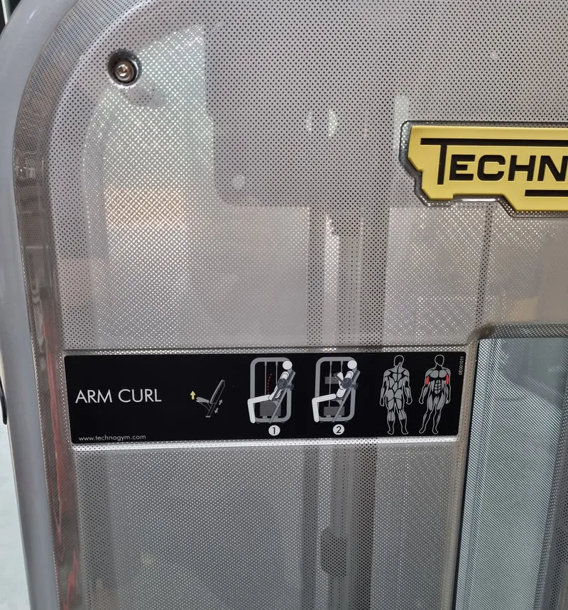 TechnoGym Bizepsmaschine, Arm Curl, Element Line, Rahmenfarbe Silber, Polsterfarbe Taubenblau, gebraucht - überholter Zustand