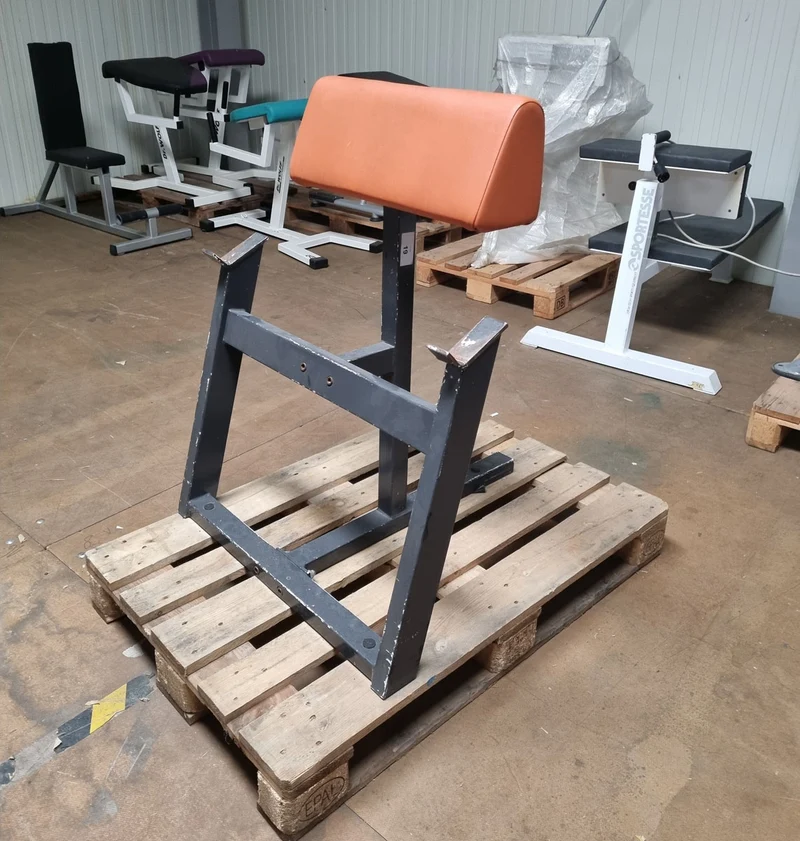 Gym80 Scottcurl Bank stehend, Bizeps Trainingsbank, Oldschool, Rahmenfarbe Schwarz, Polsterfarbe Orange, gebraucht