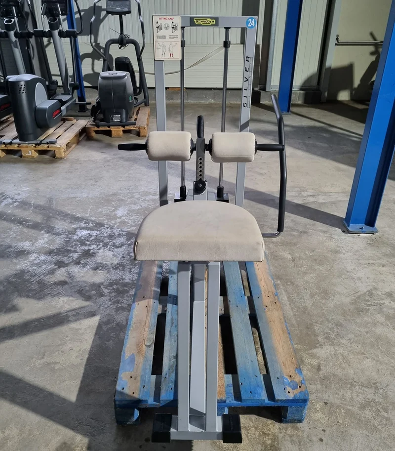 Technogym Seated Calf Sitting Wadenmaschine sitzend, Sitting Calf, Silverline, Oldschool, Rahmenfarbe Silber, gebraucht mit Gebrauchsspuren