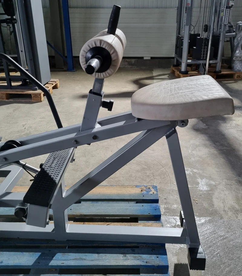 Technogym Seated Calf Sitting Wadenmaschine sitzend, Sitting Calf, Silverline, Oldschool, Rahmenfarbe Silber, gebraucht mit Gebrauchsspuren