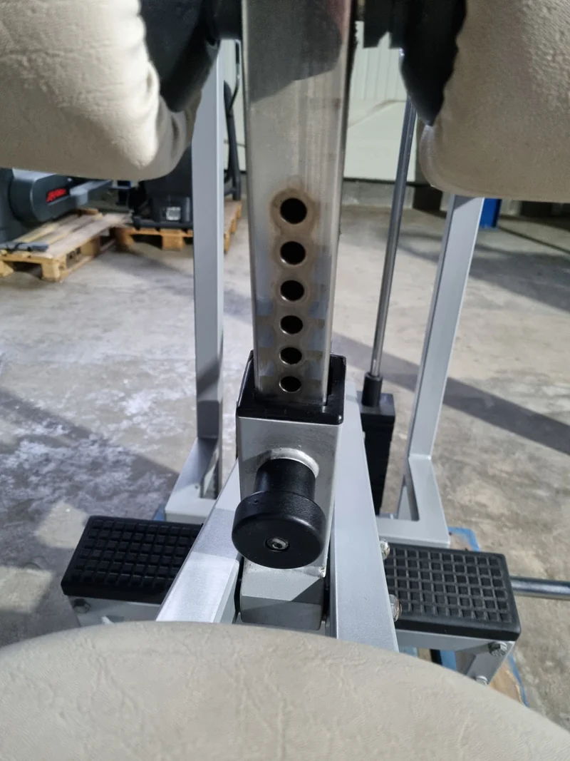 Technogym Seated Calf Sitting Wadenmaschine sitzend, Sitting Calf, Silverline, Oldschool, Rahmenfarbe Silber, gebraucht mit Gebrauchsspuren