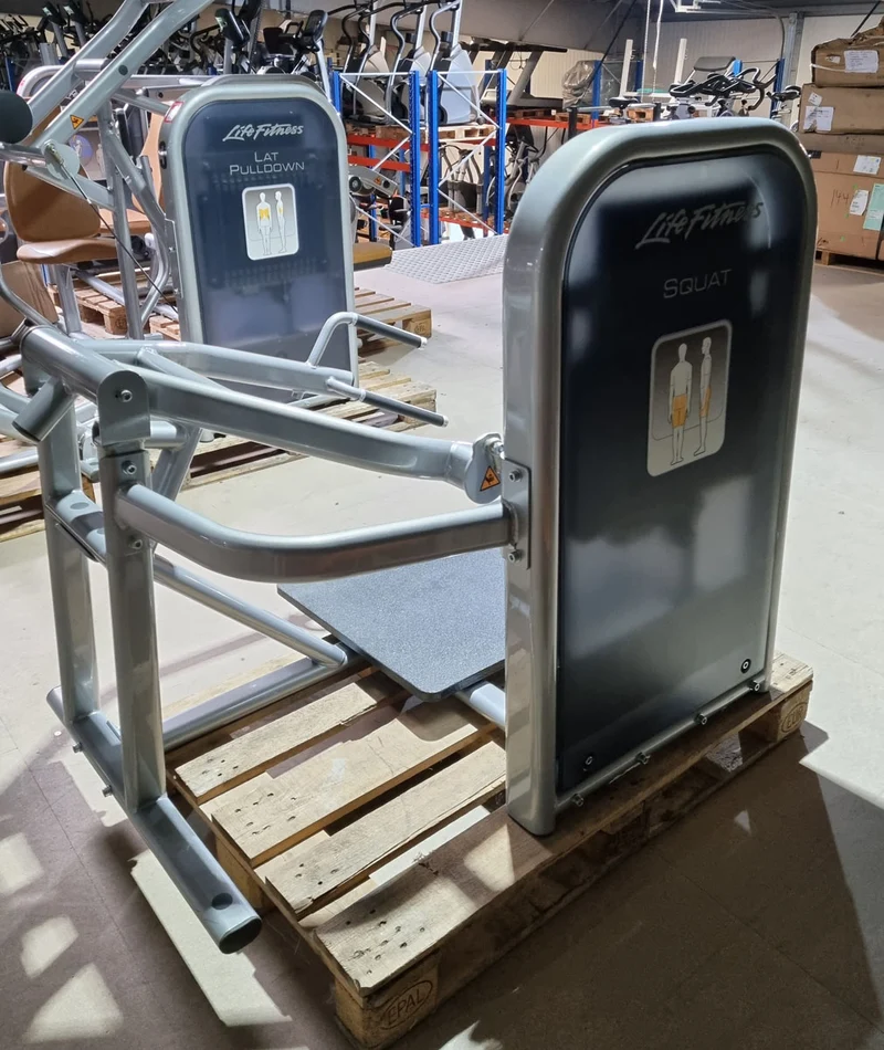 Life Fitness Squat Kniebeuge Maschine, Circuit Serie, Rahmenfarbe Silber, gebraucht - überholter Zustand