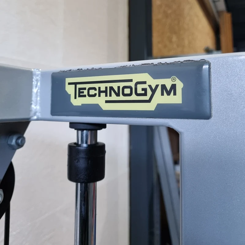 Technogym Dip sitzend, Trizepsmaschine, Stützstemme, Armstrecker, Rahmenfarbe Silber, Silverline, gebraucht - überholter Zustand