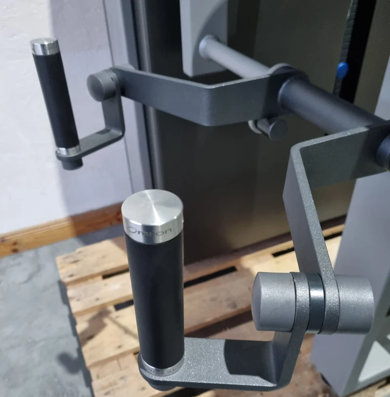 Milon Milcanic Bizepsmaschine, Biceps Arm Curl Machine, Armbeuger, drehbare Griffe, Rahmen Silber, gebraucht - Ausstellungsstück - Top Zustand