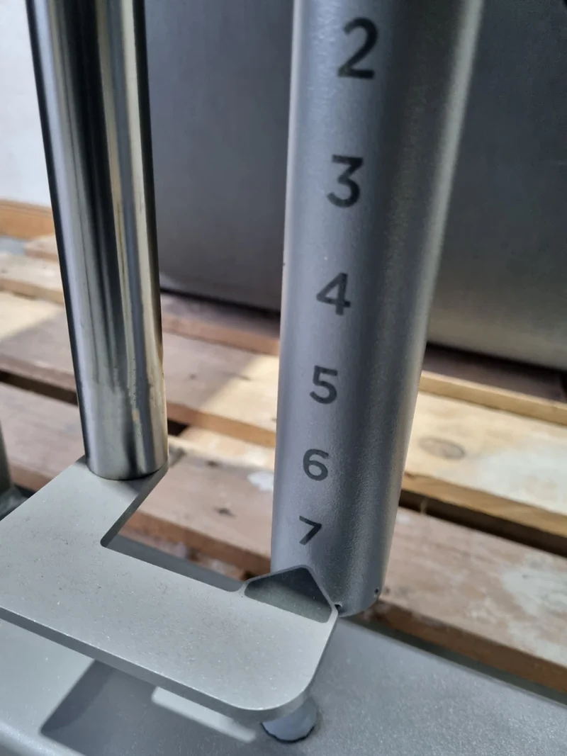 Milon Milcanic Bizepsmaschine, Biceps Arm Curl Machine, Armbeuger, drehbare Griffe, Rahmen Silber, gebraucht - Ausstellungsstück - Top Zustand