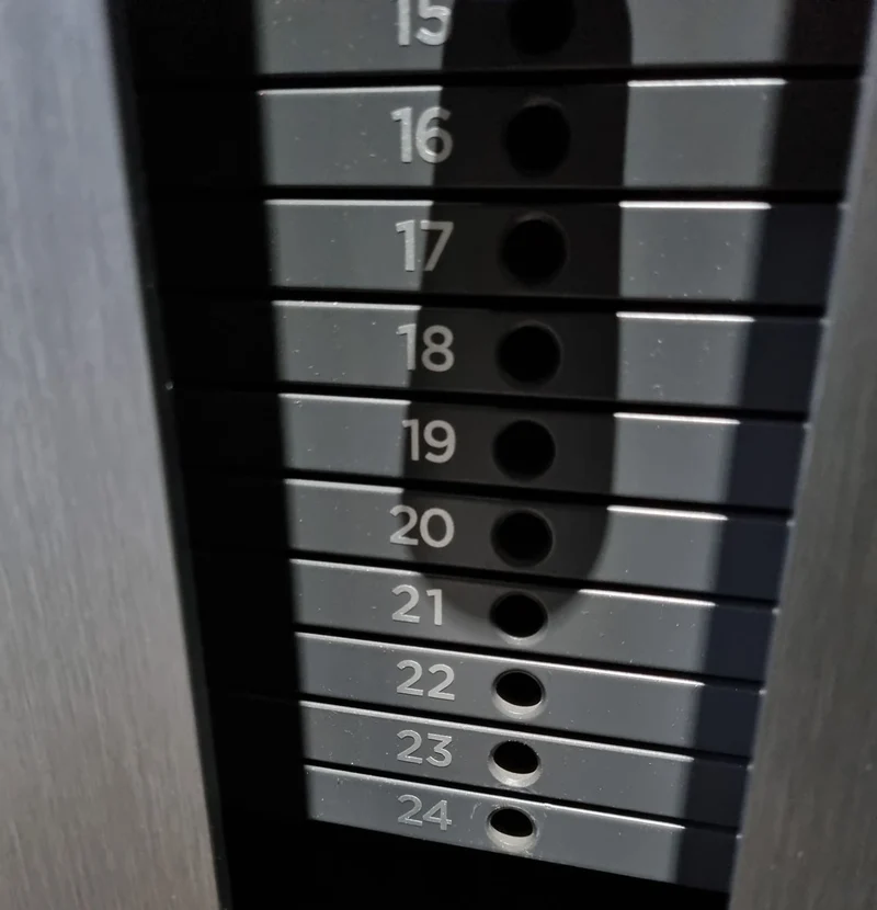 Milon Milcanic Bizepsmaschine, Biceps Arm Curl Machine, Armbeuger, drehbare Griffe, Rahmen Silber, gebraucht - Ausstellungsstück - Top Zustand